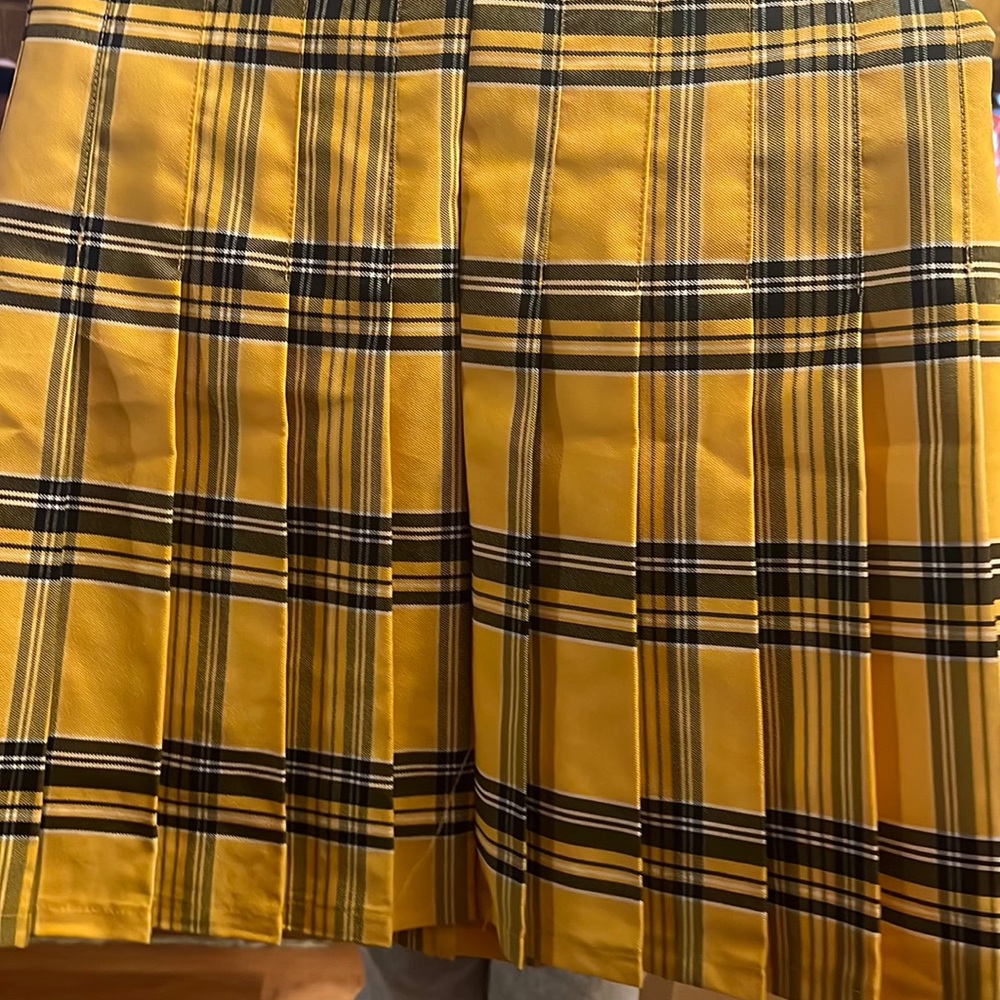 Yellow plaid skirt. Never worn. Size M 7-9